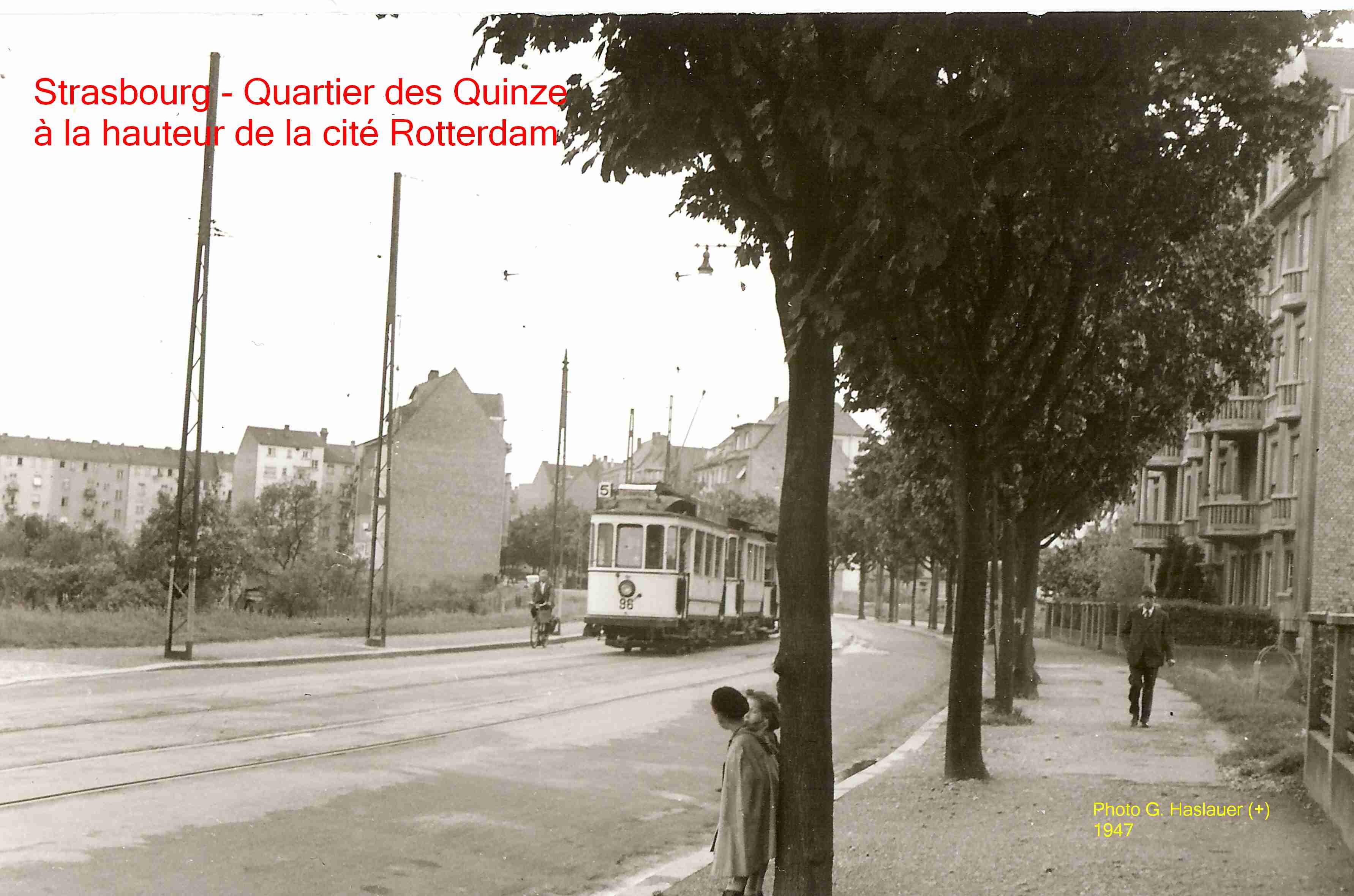 La motrice n� 96 et deux remorques traversant la Cit� Rotterdam.